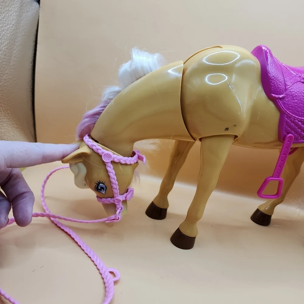 2013 Barbie Feed & Cuddle Tawny Tan Brown Horse Pink Saddle